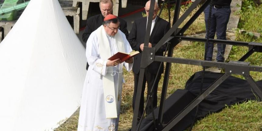 Na stadionu Kosevo gdje ce se u subotu sluziti Sveta misa koju ce predvoditi papa Franjo nadbiskup Vrhbosanski Vinko Puljic blagoslovio zvono. Photo: Hrvoje Jelavic/PIXSELL