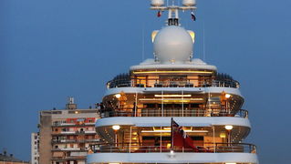 Zadar, 150811.
Danas u vecernjim satima u zadarsku luku uplovila je jahta Cake Walk duga 85 metara i siroka 14. Jahta koja plovi pod zastavom Kajmanskog otocja sagradjena je 2010 godine i najveca je privatna jahta sagradjena u Americi posljednjih 80 godin