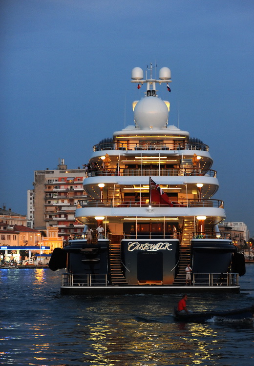 Zadar, 150811.
Danas u vecernjim satima u zadarsku luku uplovila je jahta Cake Walk duga 85 metara i siroka 14. Jahta koja plovi pod zastavom Kajmanskog otocja sagradjena je 2010 godine i najveca je privatna jahta sagradjena u Americi posljednjih 80 godin