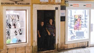 Kiša je potopila ulice grada. Jesen je stigla u svom svojem sjaju