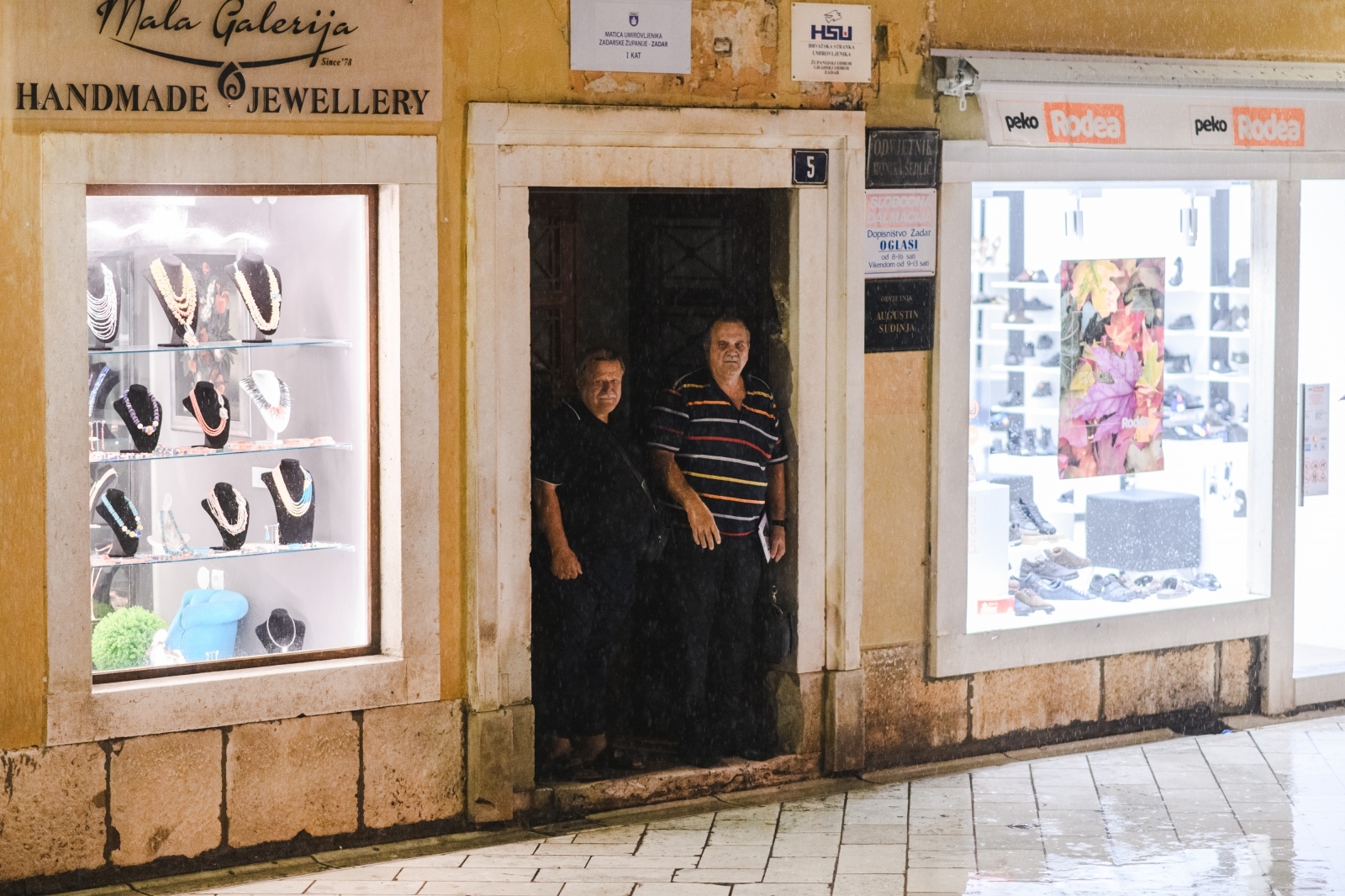 Kiša je potopila ulice grada. Jesen je stigla u svom svojem sjaju