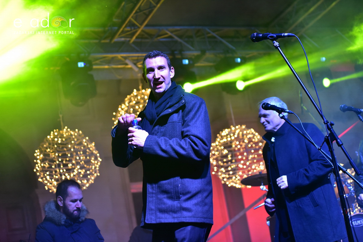 Tisuće Zadrana uživalo na krcatom Narodnom trgu i Tgu Petra Zoranića uz Tomislava Bralića i klapu Intrade Tisuće Zadrana uživalo na krcatom Narodnom trgu i Tgu Petra Zoranića uz Tomislava Bralića i klapu Intrade