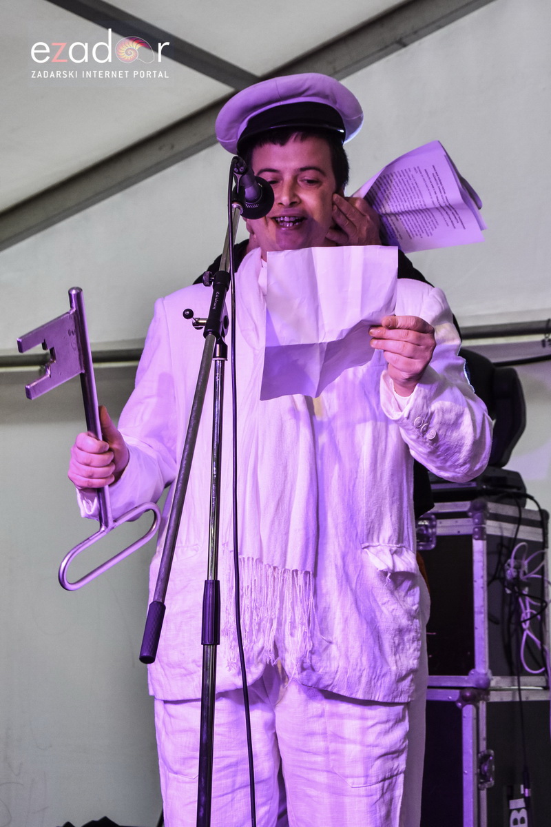 Paški zimski karneval 2018: Karnevalska povorka prošla ulicama grada do Pijace