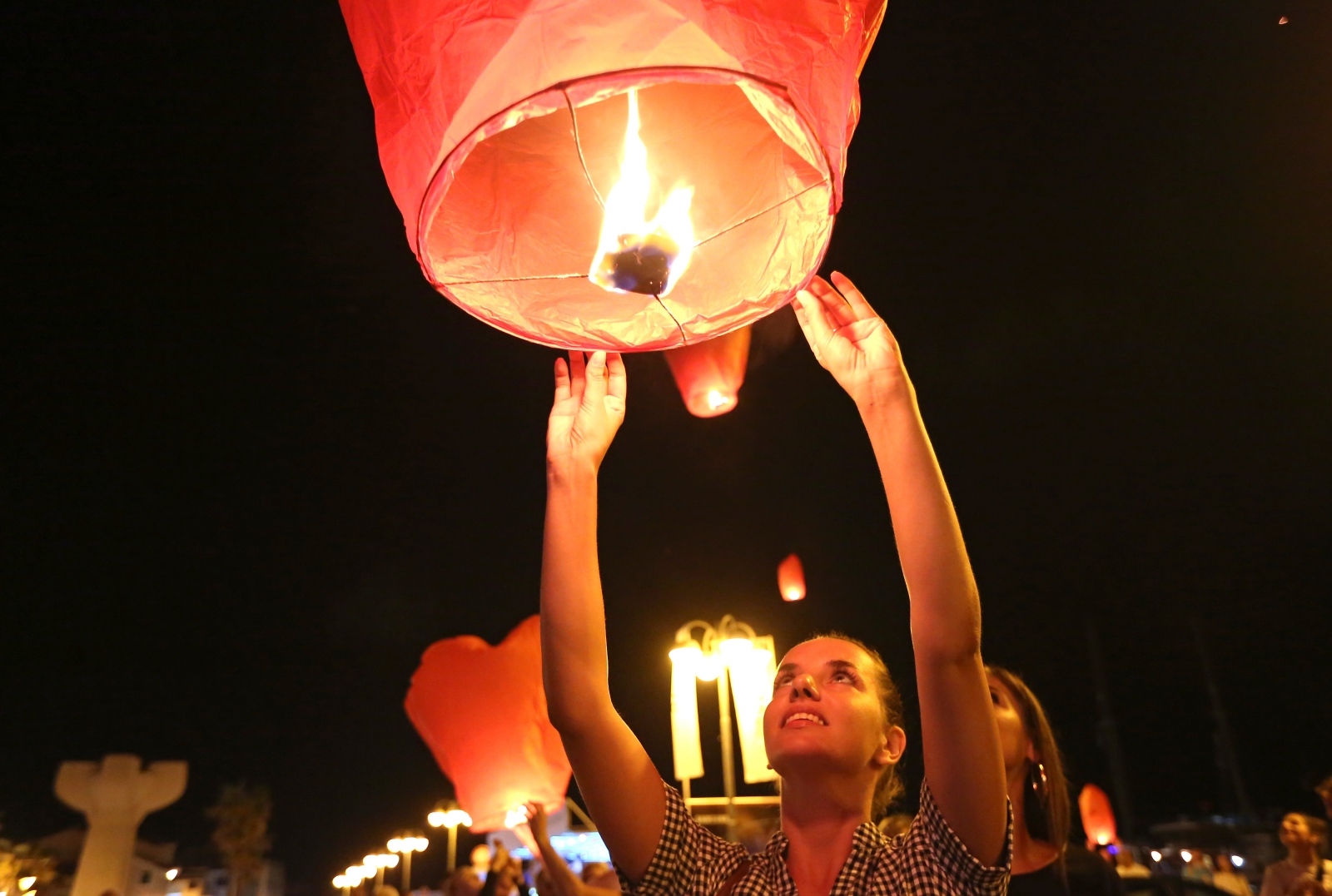 U Vodicama pušteni lampioni za tragično stradale vatrogasce na Kornatima U Vodicama pušteni lampioni za tragično stradale vatrogasce na Kornatima