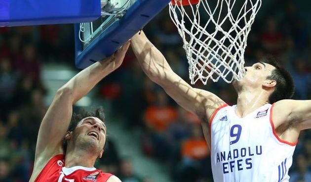 03.12.2015., KC Drazen Petrovic, Zagreb – Turkish Airlines Euroliga, skupina B, 8. kolo, KK Cedevita – Anadolu Efes Istanbul. Miro Bilan, Dario Saric. Photo: Slavko Midzor/PIXSELL