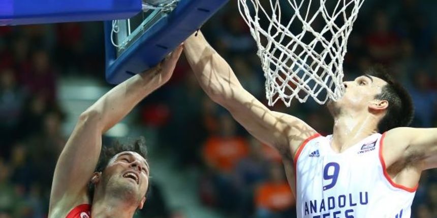 03.12.2015., KC Drazen Petrovic, Zagreb – Turkish Airlines Euroliga, skupina B, 8. kolo, KK Cedevita – Anadolu Efes Istanbul. Miro Bilan, Dario Saric. Photo: Slavko Midzor/PIXSELL