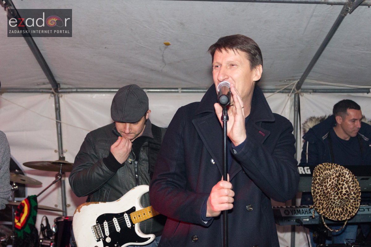 Humanitarni koncert “ZaDar Anđeli” održan je pod šatorom u u dvorištu Gimnazije Jurja Barakovića u Perivoju Vladimira Nazora