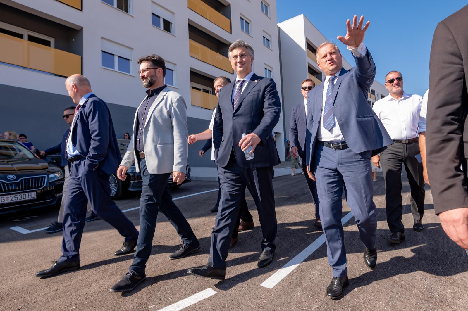 Predsjednik Vlade Andrej Plenković obišao je lokaciju izgradnje buduće osnovne škole i dječjeg vrtića Predsjednik Vlade Andrej Plenković obišao je lokaciju izgradnje buduće osnovne škole i dječjeg vrtića