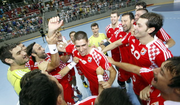 Porec, 080712.
Dvorana Zatika.
Rukomet, pripremna utakmica muske rukometne reprezentacije za OI: Hrvatska – Svedska.
Na slici: slavlje hrvatskih rukometasa nakon pobjede 31: 25, Marko Matic.
Foto: Srecko Niketic / CROPIX