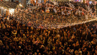 Deset tisuća posjetitelja uživalo u otvorenju Adventa u Zadru- koncertu Ivana Zaka i vatrometu
