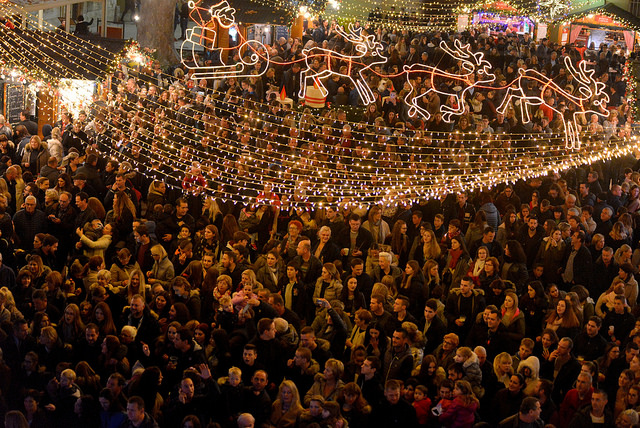 Deset tisuća posjetitelja uživalo u otvorenju Adventa u Zadru- koncertu Ivana Zaka i vatrometu