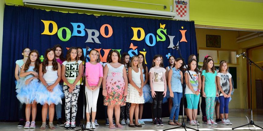 Prvi dan škole u OŠ Stanovi ; foto Iva Perinčić Prvi dan škole u OŠ Stanovi ; foto Iva Perinčić