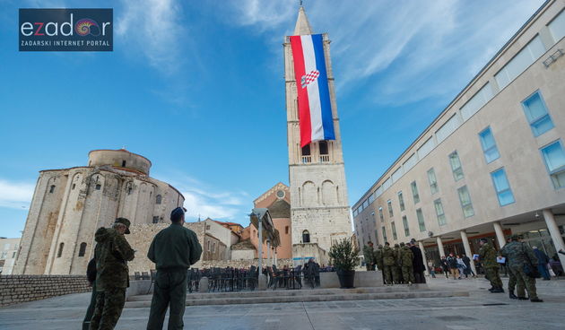 Đir po gradu, srijeda 10. siječnja 2017. Hrvatska zastava na zvoniku sv. Stošije