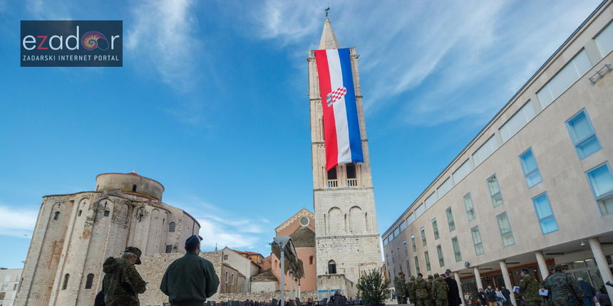 Đir po gradu, srijeda 10. siječnja 2017. Hrvatska zastava na zvoniku sv. Stošije Đir po gradu, srijeda 10. siječnja 2017. Hrvatska zastava na zvoniku sv. Stošije