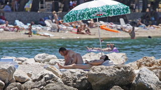 Makarska, 030711.
Prvi srpanjski vikend i prave ljetne vrucine doveli su veliki broj turista na Makarsku rivijeru. Plaze su prepune kupaca koji uzivaju u suncanju i kupanju.
Na slici: Kupaci na makarskoj plazi.
Foto: Ivo Ravlic / CROPIX Makarska, 030711.
Prvi srpanjski vikend i prave ljetne vrucine doveli su veliki broj turista na Makarsku rivijeru. Plaze su prepune kupaca koji uzivaju u suncanju i kupanju.
Na slici: Kupaci na makarskoj plazi.
Foto: Ivo Ravlic / CROPIX