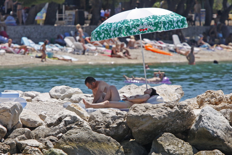 Makarska, 030711.
Prvi srpanjski vikend i prave ljetne vrucine doveli su veliki broj turista na Makarsku rivijeru. Plaze su prepune kupaca koji uzivaju u suncanju i kupanju.
Na slici: Kupaci na makarskoj plazi.
Foto: Ivo Ravlic / CROPIX Makarska, 030711.
Prvi srpanjski vikend i prave ljetne vrucine doveli su veliki broj turista na Makarsku rivijeru. Plaze su prepune kupaca koji uzivaju u suncanju i kupanju.
Na slici: Kupaci na makarskoj plazi.
Foto: Ivo Ravlic / CROPIX