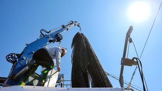 Ekološka manifestacija “Uz more, za more: zelena misija za održivu budućnost Hrvatske” održala se danas na plivarici Škoda koja je jutros u 11 sati isplovila iz zadarske luke Gaženica prema Ugljanu gdje će se provela akcija izvlačenja odbačenih ribarskih Ekološka manifestacija “Uz more, za more: zelena misija za održivu budućnost Hrvatske” održala se danas na plivarici Škoda koja je jutros u 11 sati isplovila iz zadarske luke Gaženica prema Ugljanu gdje će se provela akcija izvlačenja odbačenih ribarskih