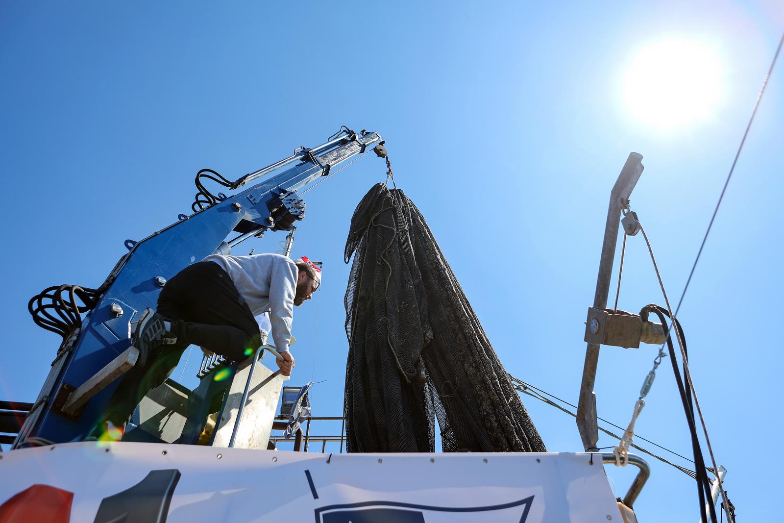 Ekološka manifestacija “Uz more, za more: zelena misija za održivu budućnost Hrvatske” održala se danas na plivarici Škoda koja je jutros u 11 sati isplovila iz zadarske luke Gaženica prema Ugljanu gdje će se provela akcija izvlačenja odbačenih ribarskih Ekološka manifestacija “Uz more, za more: zelena misija za održivu budućnost Hrvatske” održala se danas na plivarici Škoda koja je jutros u 11 sati isplovila iz zadarske luke Gaženica prema Ugljanu gdje će se provela akcija izvlačenja odbačenih ribarskih