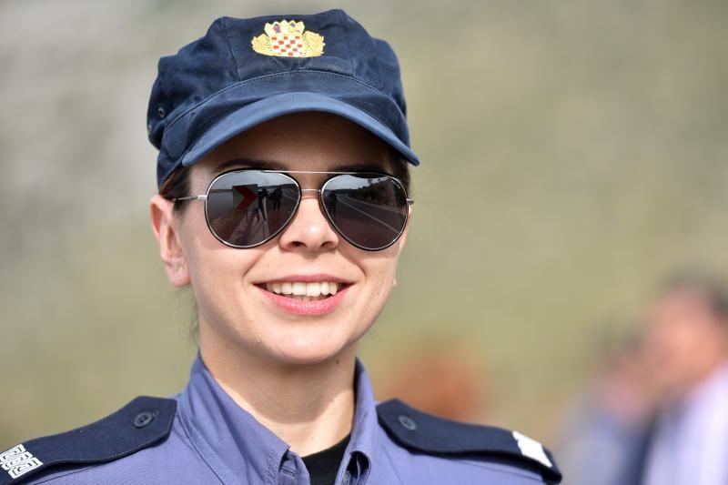 Policajka Petra Mitrović pružila je prvu pomoć unesrećenom motociklistu i bila uz njega do dolaska GSS-a koji ga je izvukla iz provalije. Photo: Dino Stanin/PIXSELL Policajka Petra Mitrović pružila je prvu pomoć unesrećenom motociklistu i bila uz njega do dolaska GSS-a koji ga je izvukla iz provalije. Photo: Dino Stanin/PIXSELL