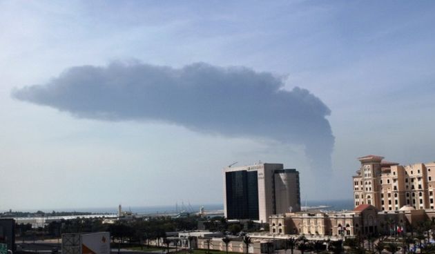 Dimni oblak nakon sudara tankera u Dubaiju (Foto: Reuters)