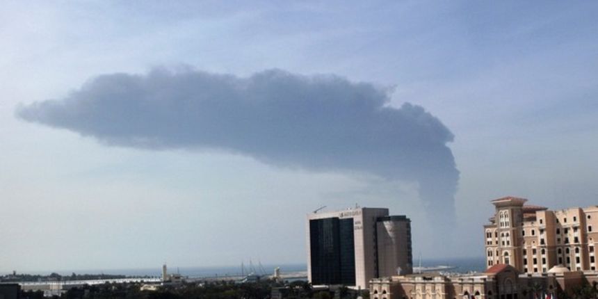 Dimni oblak nakon sudara tankera u Dubaiju (Foto: Reuters) Dimni oblak nakon sudara tankera u Dubaiju (Foto: Reuters)