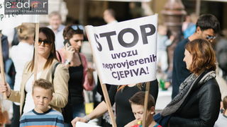 Prosvjedni skup roditelja protiv politike obaveznog cijepljenja Prosvjedni skup roditelja protiv politike obaveznog cijepljenja