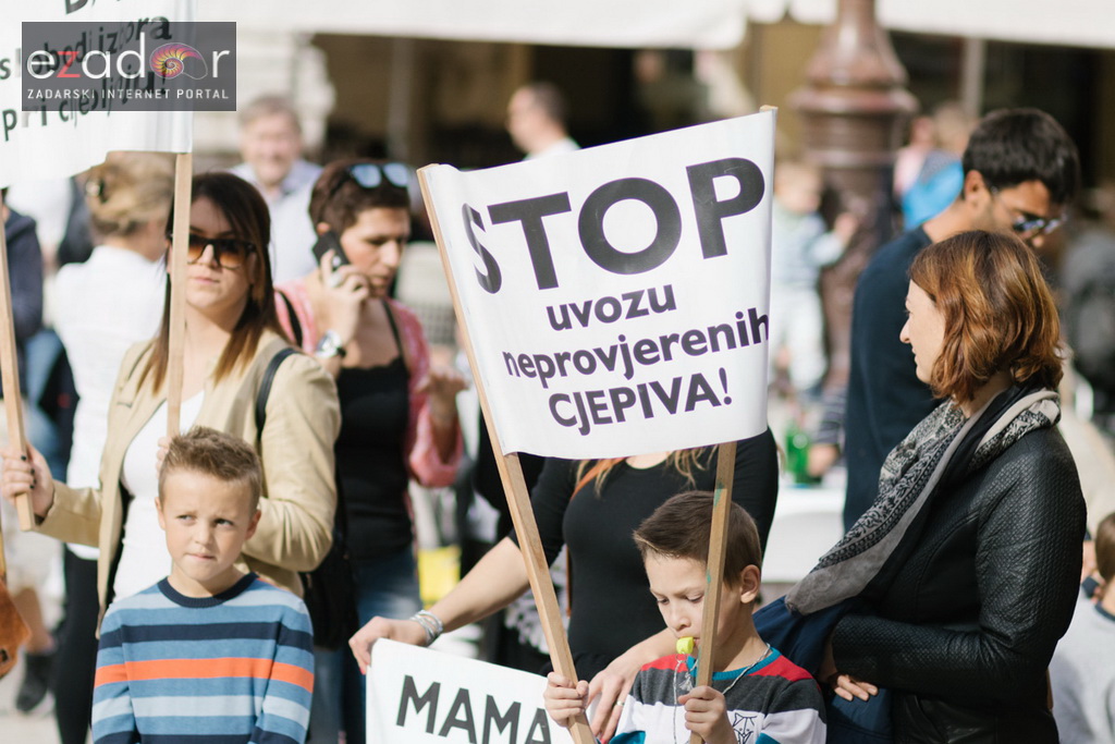 Prosvjedni skup roditelja protiv politike obaveznog cijepljenja Prosvjedni skup roditelja protiv politike obaveznog cijepljenja
