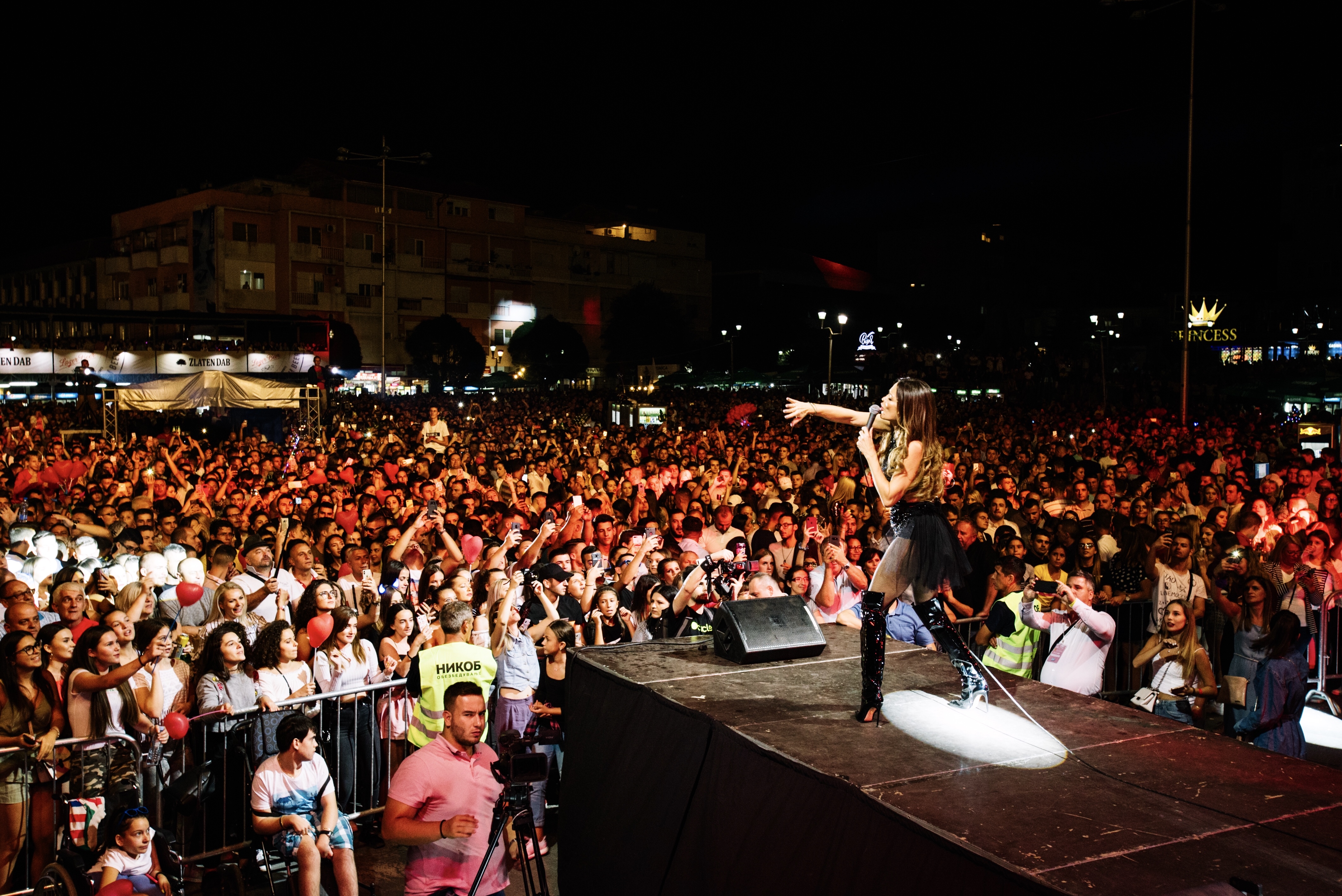 Severina spektakularnim koncertom oduševila 50 tisuća Makedonaca