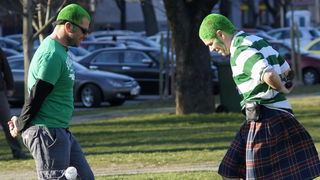 Zagreb, 170312.
Trg Francuske Republike
U Zagrebu se vec nekoliko dana odrzava popularni festival Sv. Patrika. Festival se ove godine odrzava na Trgu Francuske Republike, a osim 20-ak bendova koji ce nastupati na sam dan Sv. Patrika, najzvucnije je ime U Zagreb, 170312.
Trg Francuske Republike
U Zagrebu se vec nekoliko dana odrzava popularni festival Sv. Patrika. Festival se ove godine odrzava na Trgu Francuske Republike, a osim 20-ak bendova koji ce nastupati na sam dan Sv. Patrika, najzvucnije je ime U