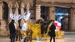 Građani na ulicama Zadra poštujući mjere dočekali 2021. godinu