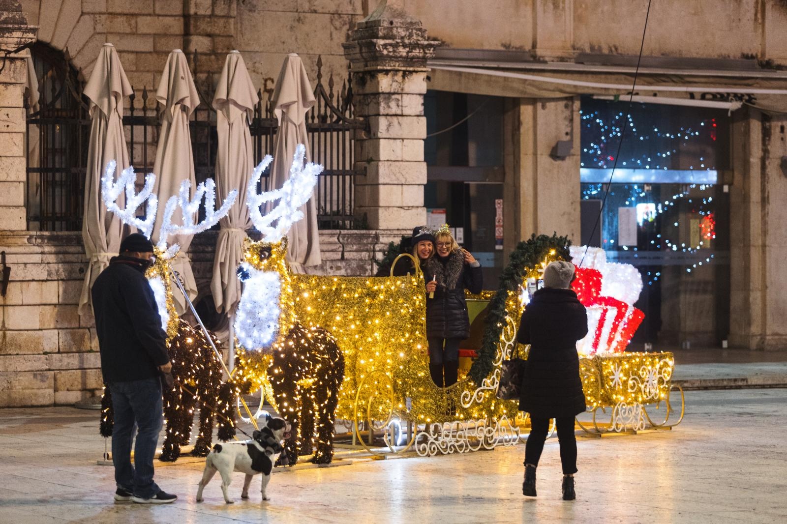 Građani na ulicama Zadra poštujući mjere dočekali 2021. godinu
