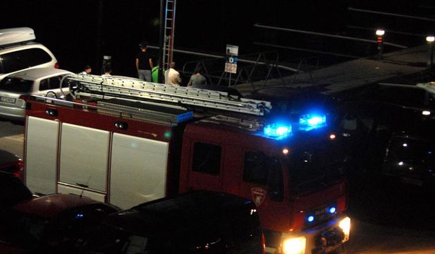 Sibenik , 260609.
Marina NCP Mandalina.
Nocas je doslo do pozara na jahti  njemackih vlasnika koji nisu ozljedjeni, a jahta je potonula.
Na slici vatrogasno vozilo.
Foto: Niksa Stipanicev / CROPIX