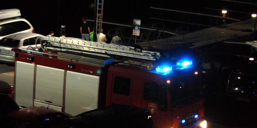 Sibenik , 260609.
Marina NCP Mandalina.
Nocas je doslo do pozara na jahti  njemackih vlasnika koji nisu ozljedjeni, a jahta je potonula.
Na slici vatrogasno vozilo.
Foto: Niksa Stipanicev / CROPIX