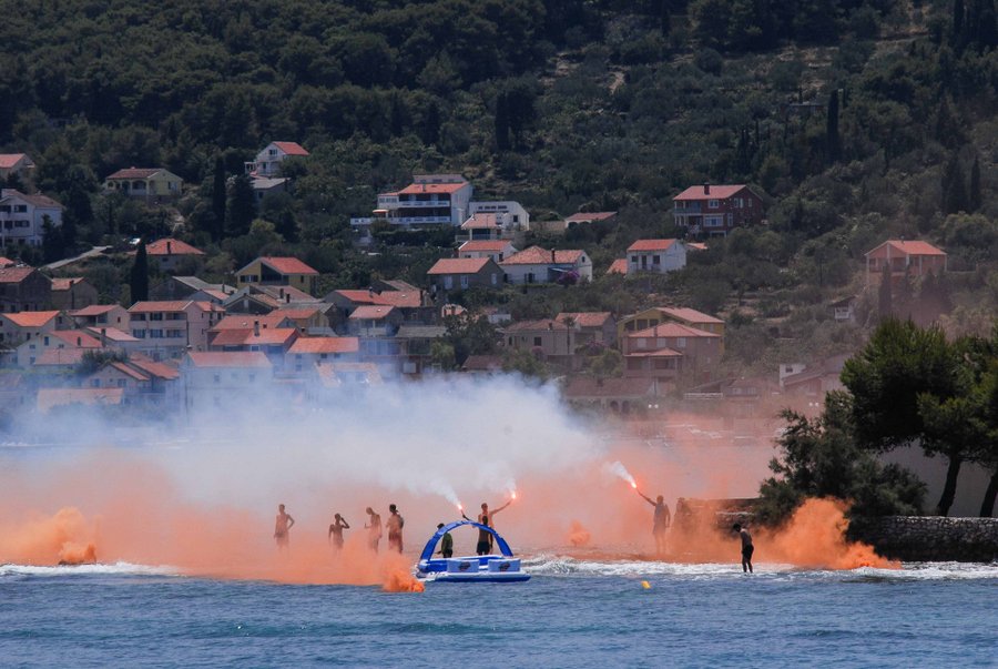 Tunuara 2016 – defile ribarica, spremanje brudeta, demonstracija ribarske vještine i koncert Zorica Kondža. Foto: TZ općine Kali/Adam Vidas Tunuara 2016 – defile ribarica, spremanje brudeta, demonstracija ribarske vještine i koncert Zorica Kondža. Foto: TZ općine Kali/Adam Vidas