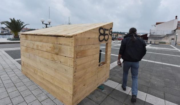 U Jezerima na otoku Murteru na centralnom trgu osvanula drvena kucica sa brojem 85G kao parodija na kucu ministra branitelja Mije Crnoje u Samoboru. Mjestani se sale kako mu je to vikendica na moru. Photo: Hrvoje Jelavic/PIXSELL