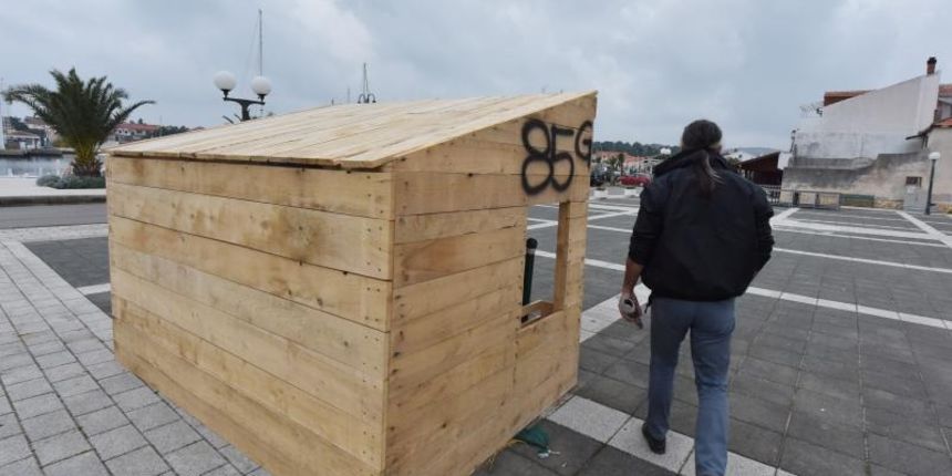 U Jezerima na otoku Murteru na centralnom trgu osvanula drvena kucica sa brojem 85G kao parodija na kucu ministra branitelja Mije Crnoje u Samoboru. Mjestani se sale kako mu je to vikendica na moru. Photo: Hrvoje Jelavic/PIXSELL U Jezerima na otoku Murteru na centralnom trgu osvanula drvena kucica sa brojem 85G kao parodija na kucu ministra branitelja Mije Crnoje u Samoboru. Mjestani se sale kako mu je to vikendica na moru. Photo: Hrvoje Jelavic/PIXSELL