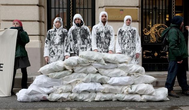 Zagreb – Aktivisti Zelene akcije izveli su na Markovu trgu prosvjedni performans SOS za Jadran. Photo: Patrik Macek/PIXSELL Autor  Patrik Macek/PIXSELL Ključne riječi  zelena akcija, prosvjed, SOS za Jadran