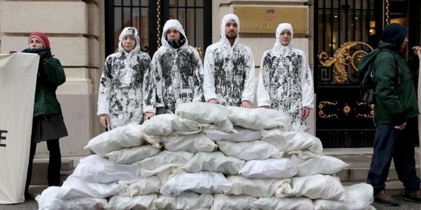 Zagreb – Aktivisti Zelene akcije izveli su na Markovu trgu prosvjedni performans SOS za Jadran. Photo: Patrik Macek/PIXSELL Autor Patrik Macek/PIXSELL Ključne riječi zelena akcija, prosvjed, SOS za Jadran Zagreb – Aktivisti Zelene akcije izveli su na Markovu trgu prosvjedni performans SOS za Jadran. Photo: Patrik Macek/PIXSELL Autor Patrik Macek/PIXSELL Ključne riječi zelena akcija, prosvjed, SOS za Jadran