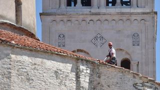 Alpinisti čiste crkvu sv. Donata od korova u redovitom održavanju pred početak turističke sezone. Foto: Dino Stanin/PIXSELL Alpinisti čiste crkvu sv. Donata od korova u redovitom održavanju pred početak turističke sezone. Foto: Dino Stanin/PIXSELL