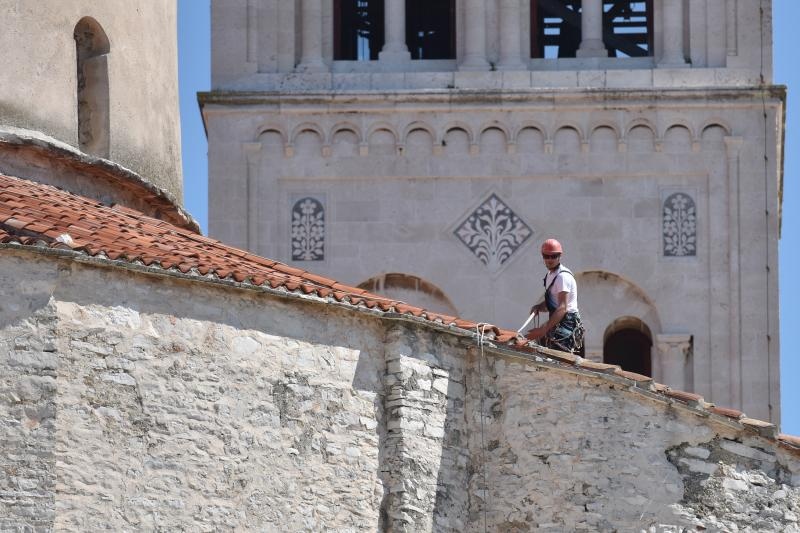 Alpinisti čiste crkvu sv. Donata od korova u redovitom održavanju pred početak turističke sezone. Foto: Dino Stanin/PIXSELL Alpinisti čiste crkvu sv. Donata od korova u redovitom održavanju pred početak turističke sezone. Foto: Dino Stanin/PIXSELL