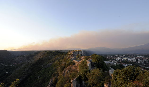 Knin, 130911. 
Zbog velikog pozara koji je oko 15 h buknio kod Padjena evakuirano je oko 250 stanovnika s ugrozenog podrucja oko vojarne Stara straza na koju se prosirio pozar. Stanovnistvo je evakuirano u kninsku sportsku dvoranu. 
Na slici: dim iznad Kn