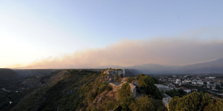 Knin, 130911.
Zbog velikog pozara koji je oko 15 h buknio kod Padjena evakuirano je oko 250 stanovnika s ugrozenog podrucja oko vojarne Stara straza na koju se prosirio pozar. Stanovnistvo je evakuirano u kninsku sportsku dvoranu.
Na slici: dim iznad Kn Knin, 130911.
Zbog velikog pozara koji je oko 15 h buknio kod Padjena evakuirano je oko 250 stanovnika s ugrozenog podrucja oko vojarne Stara straza na koju se prosirio pozar. Stanovnistvo je evakuirano u kninsku sportsku dvoranu.
Na slici: dim iznad Kn