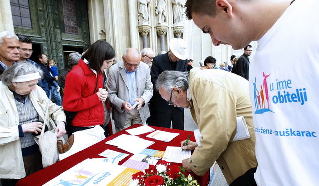 Zagreb,120513.
Kaptol
Pocetak prikupljnja potpisa za referendum na pitanje: