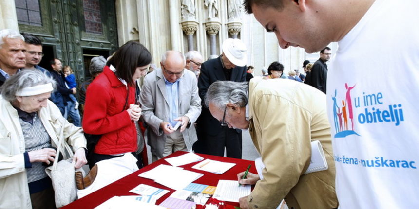 Zagreb,120513.
Kaptol
Pocetak prikupljnja potpisa za referendum na pitanje: