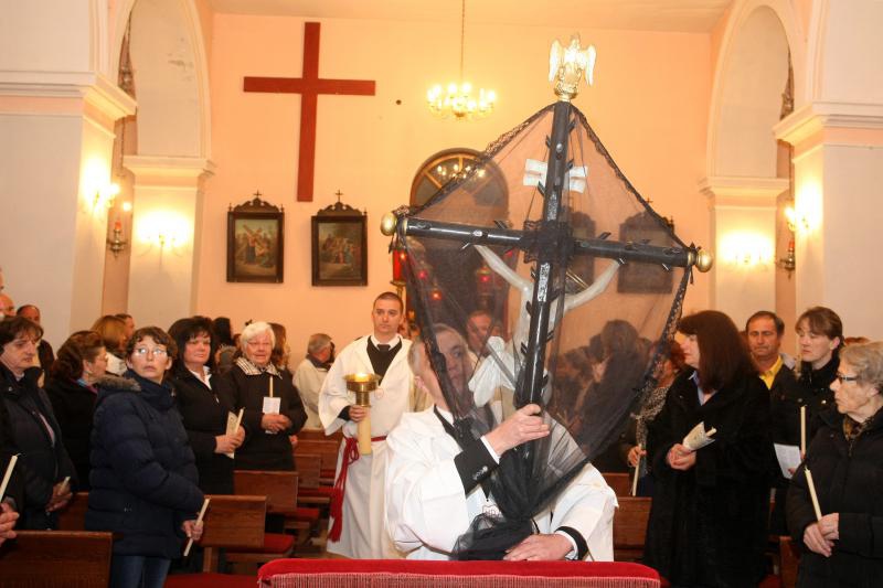 Koncertom bratovštine Presvetog oltarskog sakramenta župe Marijina Uznesenja iz Jelse na otoku Hvaru, obilježene su pjesme Velikog tjedna i procesija Za Križen, Foto: Dino Stanin/PIXSELL