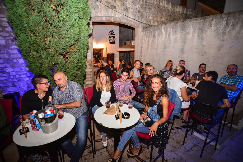 Klapa Contra oduševila u Teatro Baru i Zlatnom kutiću. Foto: Iva Perinčić Klapa Contra oduševila u Teatro Baru i Zlatnom kutiću. Foto: Iva Perinčić
