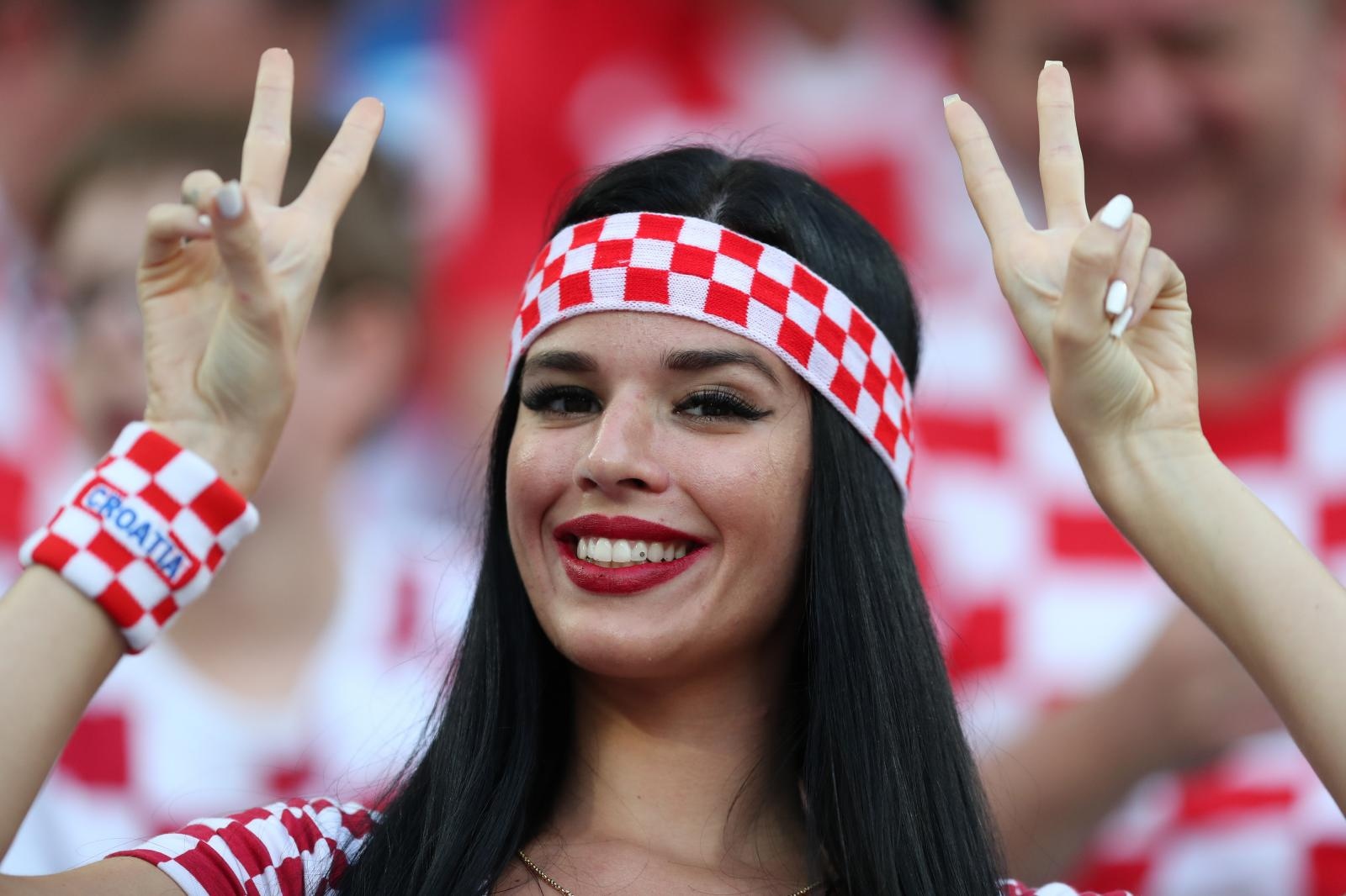 Veseli hrvatski navijači u kockicama ispunili Baltik Arenu u Kalinjingradu Veseli hrvatski navijači u kockicama ispunili Baltik Arenu u Kalinjingradu