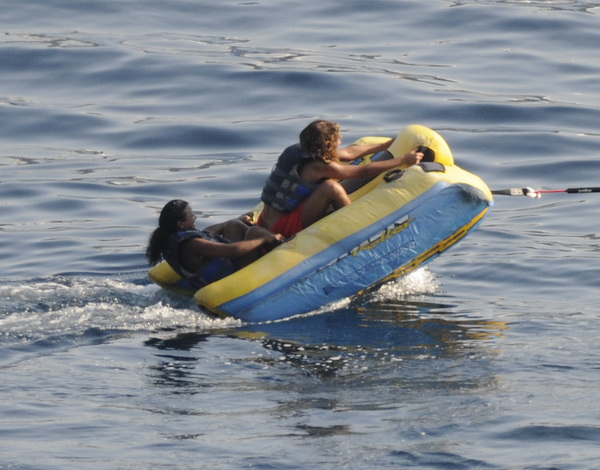 Dubrovnik, 180809.
Jedna od najpopularnijih svjetskih pjevacica Beyonce Knowles u pratnji supruga, americkog repera i producenta Jay-Z-a odmara se na luksuznoj jahti Va bene usidrenoj ispred dubrovackog hotela Argentina.
Na fotografiji: Beyonce s prijatel Dubrovnik, 180809.
Jedna od najpopularnijih svjetskih pjevacica Beyonce Knowles u pratnji supruga, americkog repera i producenta Jay-Z-a odmara se na luksuznoj jahti Va bene usidrenoj ispred dubrovackog hotela Argentina.
Na fotografiji: Beyonce s prijatel