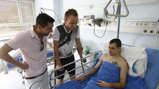 Split, 050611.
Na Odjelu neurokirurgije KBC-a Split nogometasa Dragu Gabrica , koji je stradao u teskoj prometnoj nesreci koja se dogodila 23. svibnja, posjetio je nogometas Ivan Rakitic. Na fotografiji: Drago Gabric, Marko Bralic, Ivan Rakitic.
Foto: Vla Split, 050611.
Na Odjelu neurokirurgije KBC-a Split nogometasa Dragu Gabrica , koji je stradao u teskoj prometnoj nesreci koja se dogodila 23. svibnja, posjetio je nogometas Ivan Rakitic. Na fotografiji: Drago Gabric, Marko Bralic, Ivan Rakitic.
Foto: Vla