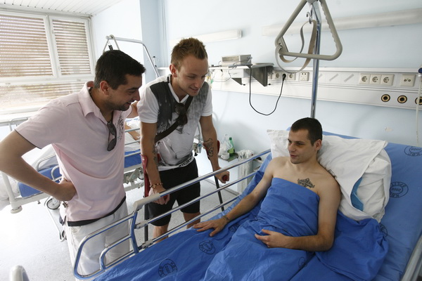 Split, 050611.
Na Odjelu neurokirurgije KBC-a Split nogometasa Dragu Gabrica , koji je stradao u teskoj prometnoj nesreci koja se dogodila 23. svibnja, posjetio je nogometas Ivan Rakitic. Na fotografiji: Drago Gabric, Marko Bralic, Ivan Rakitic.
Foto: Vla Split, 050611.
Na Odjelu neurokirurgije KBC-a Split nogometasa Dragu Gabrica , koji je stradao u teskoj prometnoj nesreci koja se dogodila 23. svibnja, posjetio je nogometas Ivan Rakitic. Na fotografiji: Drago Gabric, Marko Bralic, Ivan Rakitic.
Foto: Vla